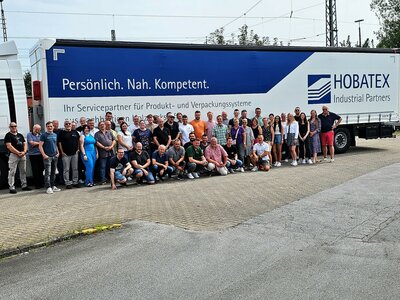Ansprechpartner bei Hobatex. Ein kreatives Team freut sich auf Sie! Foto vom Sommerfest vor dem eigenen LKW.